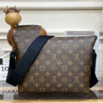 Louis Vuitton Magnetic Messenger M45557 Brown